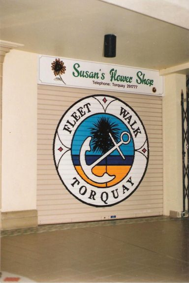Roller shutter with graphic