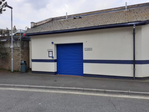 Roller shutter to brick